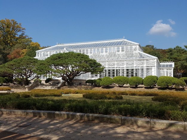 1년여간의 보수복원공사를 마치고 10일 개방되는 창덕궁 대온실. 1909년 국내 최초의 서양식 식물원으로 지어진 시설이다.
