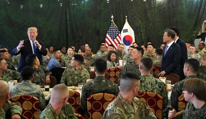 도널드 트럼프 미국 대통령이 7일 경기도 평택 캠프 험프리스에 도착해 문재인 대통령과 병사식당에서 식사를 한 뒤 트럼프 대통령이 인사말을 하고 있다. 평택/청와대 사진기자단