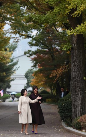 김정숙 여사와 멜라니아 트럼프가 7일 오후 청와대 경내를 함께 걸으며 가을 풍경을 감상하고 있다. 청와대사진기자단