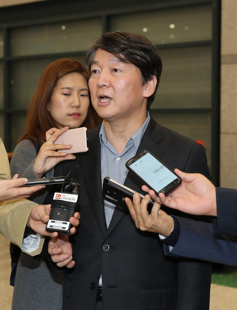 안철수 국민의당 대표가 3박5일간의 독일·이스라엘 방문 일정을 마치고 7일 오후 인천공항을 통해 귀국해 취재진의 질문에 답변하고 있다.  연합뉴스