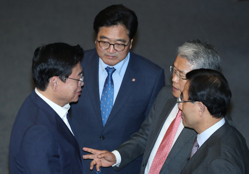 자유한국당 정우택(왼쪽부터 시계방향)·더불어민주당 우원식·국민의당 김동철· 바른정당 주호영 원내대표가 9월1일 오후 정기국회 개회식이 열린 국회 본회의장에서 이야기하고 있다. 강창광 기자 chang@hani.co.kr