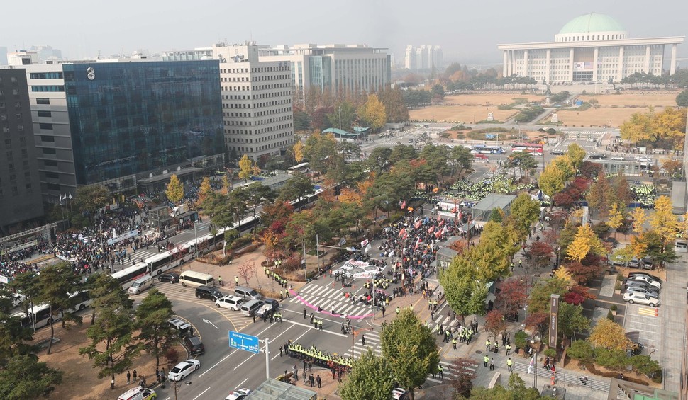 도널드 트럼프 미국 대통령이 국회 연설을 한 8일 오전 서울 영등포구 국회 앞에서 트럼프 방한을 찬성하는 단체(왼쪽)와 트럼프 방한을 반대하는 시민사회단체(오른쪽)가 각각 집회를 열어 목소리를 내고 있다. 백소아 기자