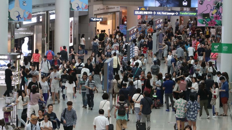 인천국제공항 면세점 구역이 출국 인파로 붐비고 있다. 백소아 기자 thanks@hani.co.kr