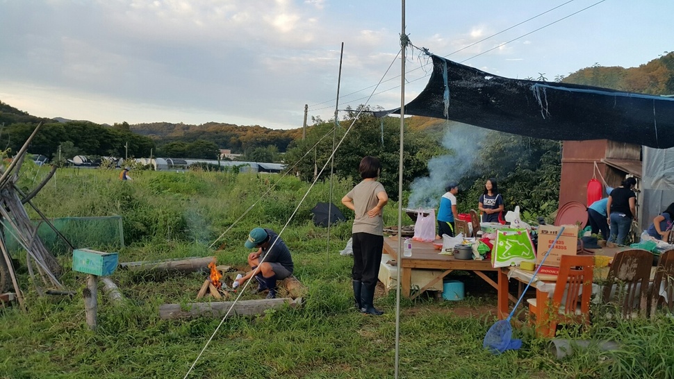 도시농부들이 지난 9월29일 경기도 고양시 선유동 선유아리농장에서 고기를 굽고 모닥불을 피워 저녁 식사를 준비하고 있다.