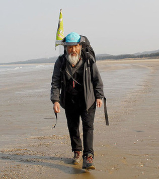 5년마다 전국 해안선을 걷는 이흥기씨.