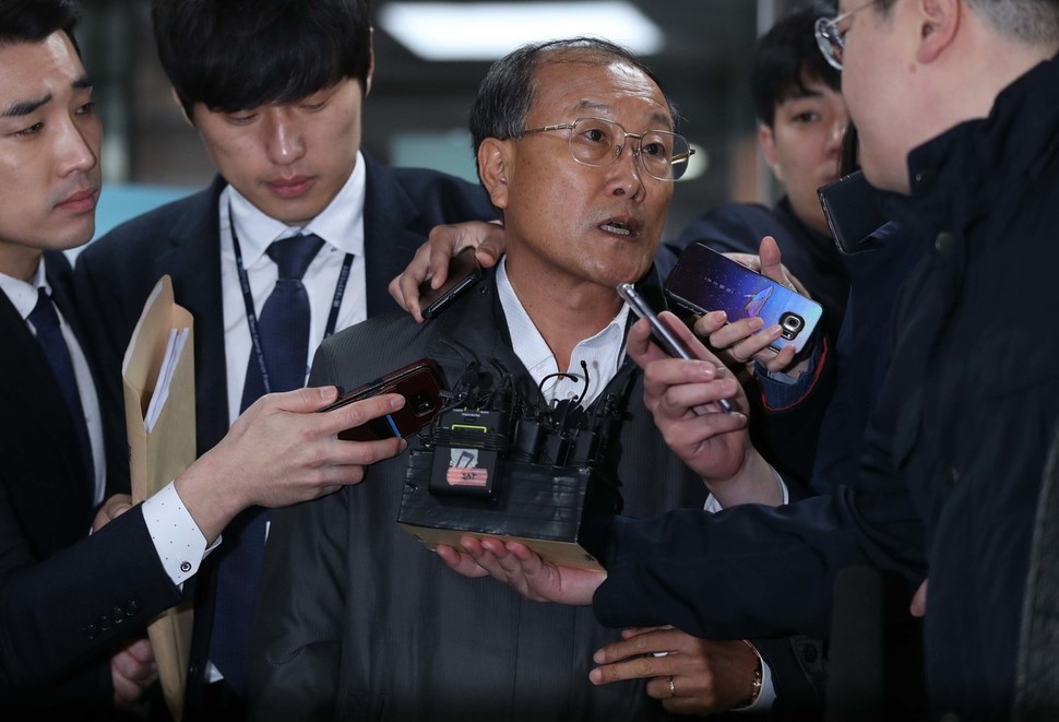 김재철 (MBC) 전 사장이 9일 오전 서울 서초구 서울중앙지법에 영장실질심사를 받기 위해 출석하고 있다. 김 전 사장은 지난 2011년 국정원 관계자와 협력해 방송 제작에 불법으로 관여하게 한 혐의를 받고 있다. 백소아 기자 thanks@hani.co.kr