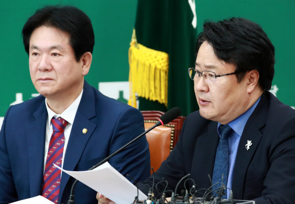 송기석(오른쪽) 국민의당 의원이 11월9일 오전 국회에서 열린 원내정책회의에서 발언하고 있다. 연합뉴스
