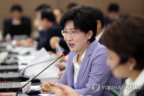 박주현 국민의당 의원이 10월19일 오전 세종시 정부세종청사에서 열린 기획재정부 국정감사에서 질의하고 있다. 연합뉴스