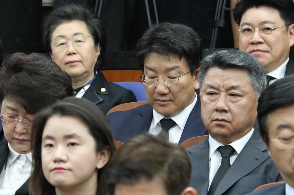 권성동 자유한국당 의원이 10월30일 오전 국회에서 열린 의원총회에 참석해 정우택 원내대표의 발언을 듣고 있다. 강창광 기자 chang@hani.co.kr