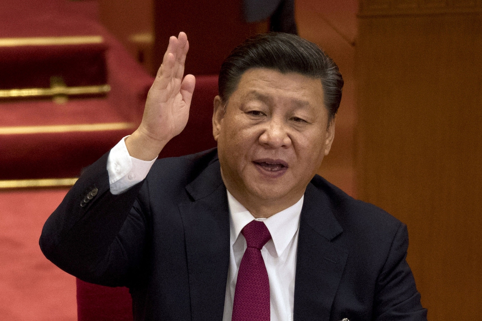 Chinese President Xi Jinping raises his hand to show approval of a work report during the closing ceremony for the 19th Party Congress at the Great Hall of the People in Beijing, China, Tuesday, Oct. 24, 2017. (AP Photo/Ng Han Guan)/2017-10-24 14:09:50/ <저작권자 ⓒ 1980-2017 ㈜연합뉴스. 무단 전재 재배포 금지.>