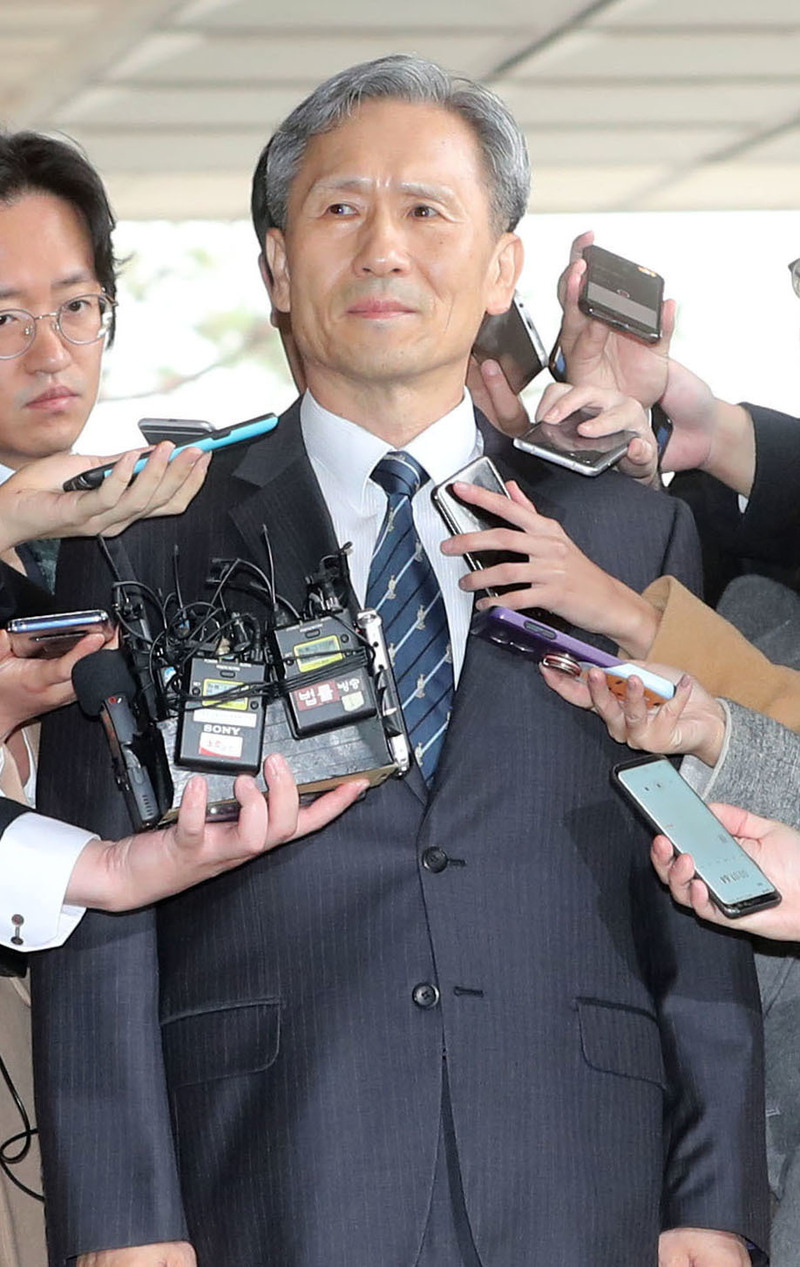 군 사이버사령부 댓글 공작에 관여한 의혹을 받고 있는 김관진 전 국방부 장관이 지난 7일 오전 조사를 받기 위해 피의자 신분으로 서울 서초구 중앙지검으로 들어서며 기자들의 질문을 듣고 있다. 신소영 기자 viator@hani.co.kr