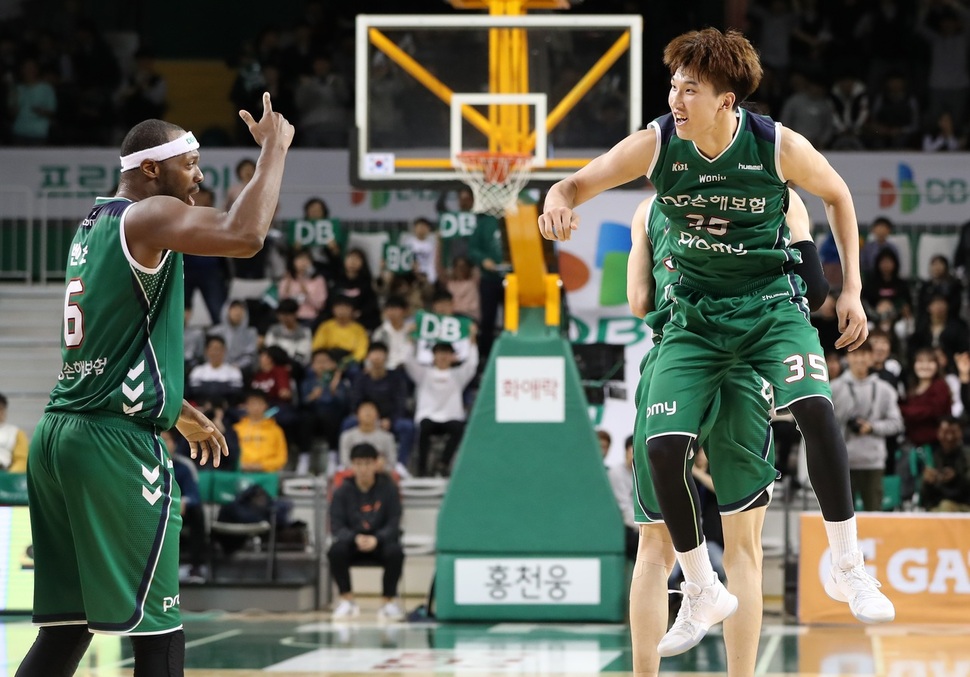 원주 디비(DB)의 서민수(오른쪽)이 9일 열린 2017~2018 정관장 프로농구 고양 오리온과의 경기에서 연장 덩크슛을 터뜨린 뒤 펄쩍 뛰며 좋아하고 있다. 원주/연합뉴스