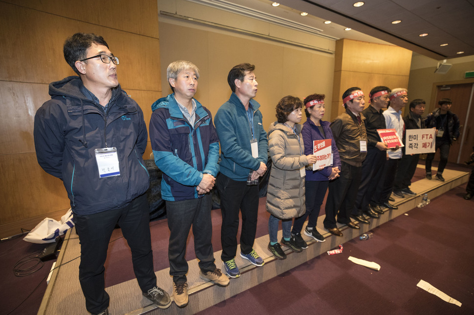 ‘한미 자유무역협정 개정 관련 공청회’가 무산된 뒤 농민들이 기자회견을 열어 산업통상자원부에 협상 폐기를 촉구하고 있다. 김성광 기자