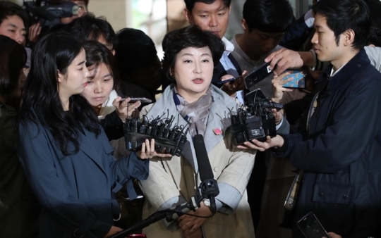 가수 고 김광석씨의 부인 서해순씨가 자신이 딸 서연양을 고의로 숨지게 했다는 의혹에 대해 해명하러 지난 10월 12일 오후 서울 종로구 내자동 서울지방경찰청 광역수사대에 들어가며 기자들의 질문에 답하고 있다. 김정효 기자 hyopd@hani.co.kr