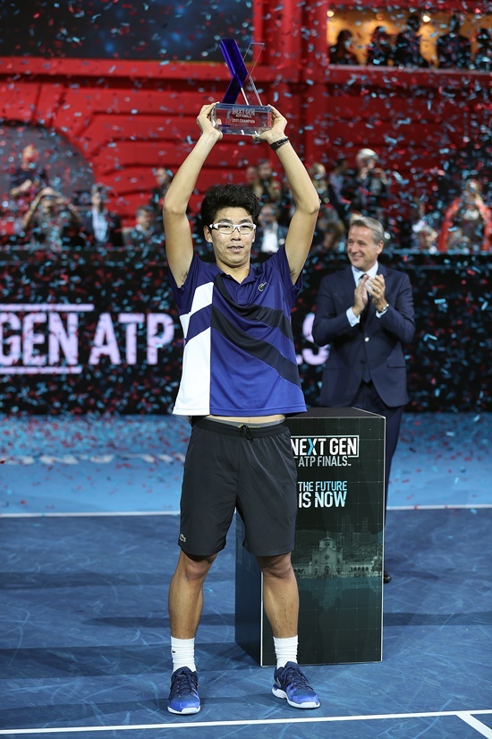 정현이 넥스트 제너레이션 ATP 파이널스 우승트로피를 들어올리고 있다. 대한테니스협회 제공