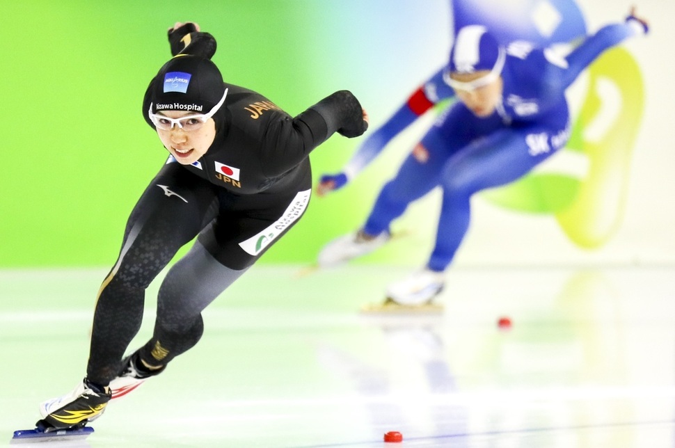 일본의 고다이라 나오(앞)와 한국의 이상화가 12일(한국시각) 네덜란드 헤이렌베인에서 열린 국제빙상경기연맹 1차 월드컵 500m 경기에서 각축하고 있다.  헤이렌베인/AFP 연합뉴스