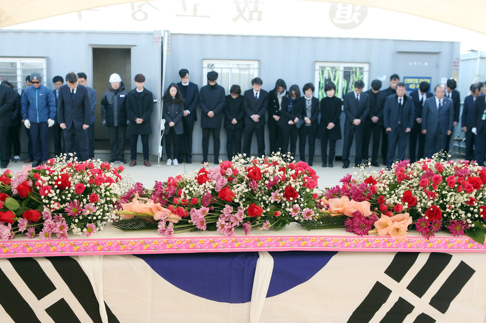 세월호 미수습자 9명 중 3년 만에 바닷속에서 유해가 수습된 단원고 고창석 교사의 영결식이 11일 오전 목포신항에서 열리고 있다. 연합뉴스