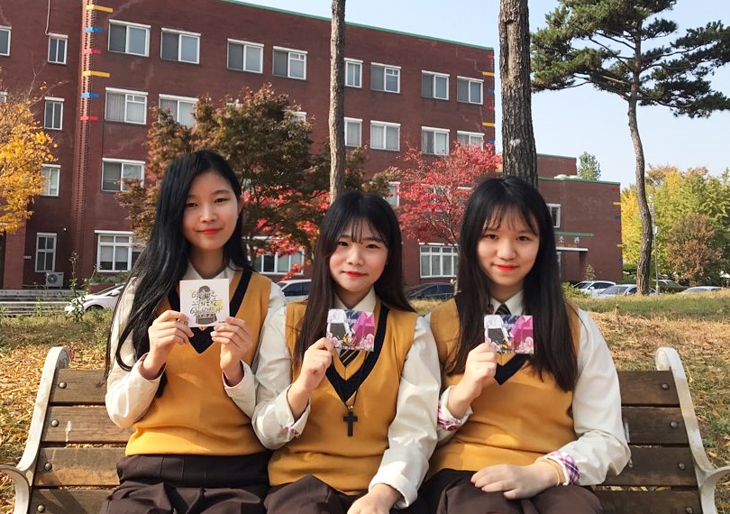 일본군 ‘위안부’ 피해 할머니 위로 배지를 만든 이현진(왼쪽부터), 이홍래, 이채연 학생의 모습. 이홍래양 제공