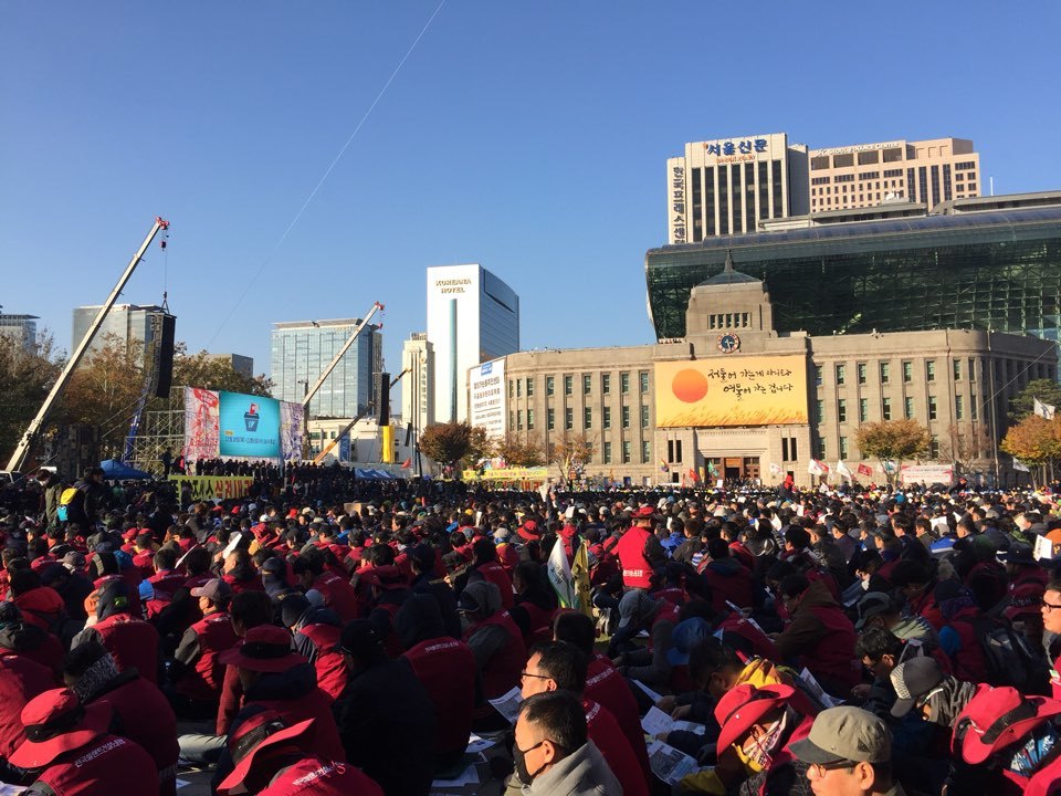 전태일 열사 47주기를 앞둔 12일 오후, 서울 중구 시청광장 앞에서 민주노총 조합원 5만여명(주최쪽 추산)이 전국노동자대회에 참석하고 있다.