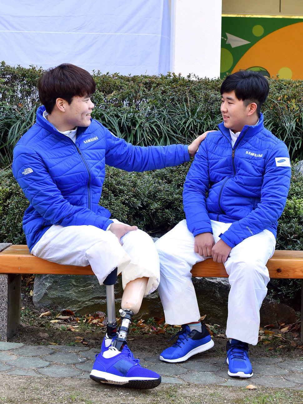 장애인 수영 선후배인 김세진 선수(왼쪽)와 김동훈 선수가 평창올림픽 성화봉송을 마친 뒤 다정하게 이야기를 나누고 있다. 사진 삼성전자 제공