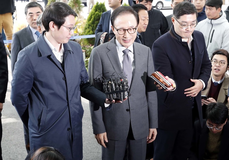 이명박 전 대통령이 12일 낮 인천공항 출국장으로 향하며 취재진의 질문에 답하고 있다. 인천공항/박종식 기자 anaki@hani.co.kr