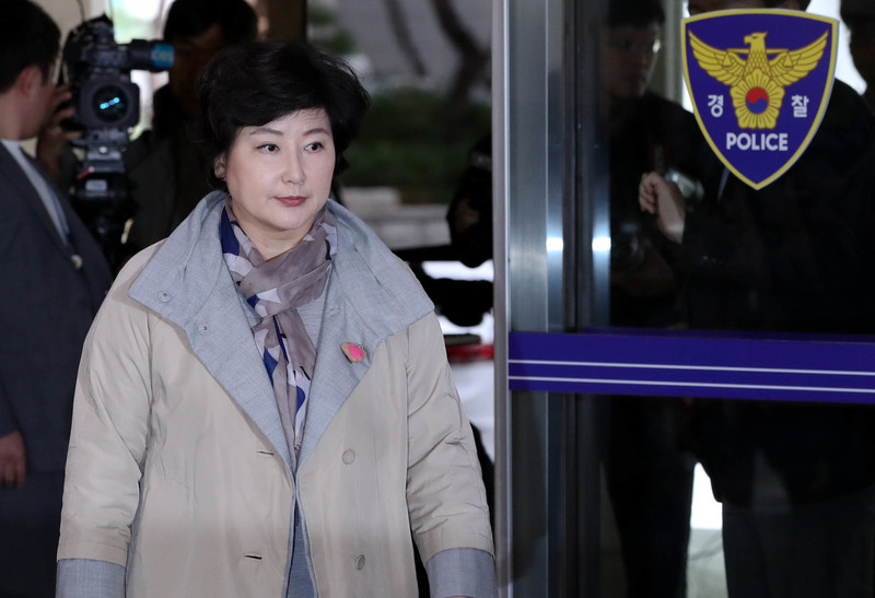 가수 고 김광석씨의 부인 서해순씨가 자신이 딸 서연양을 고의로 숨지게 했다는 의혹에 대한 피고발인 조사를 받으러 지난달 12일 오후 서울 내자동 서울지방경찰청 광역수사대에 들어서고 있다. 김정효 기자 hyopd@hani.co.kr