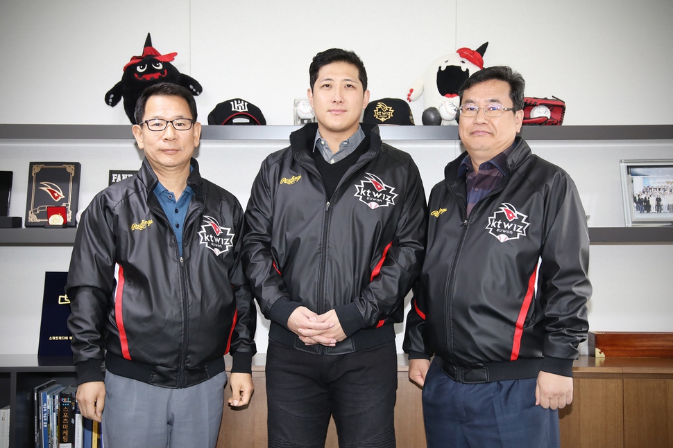 황재균(가운데)이 13일 프로야구 케이티(kt) 위즈(wiz)와 입단 계약을 맺은 뒤 유태열 사장(왼쪽), 임종택 단장과 함께 기념사진을 찍었다. 케이티 위즈 제공