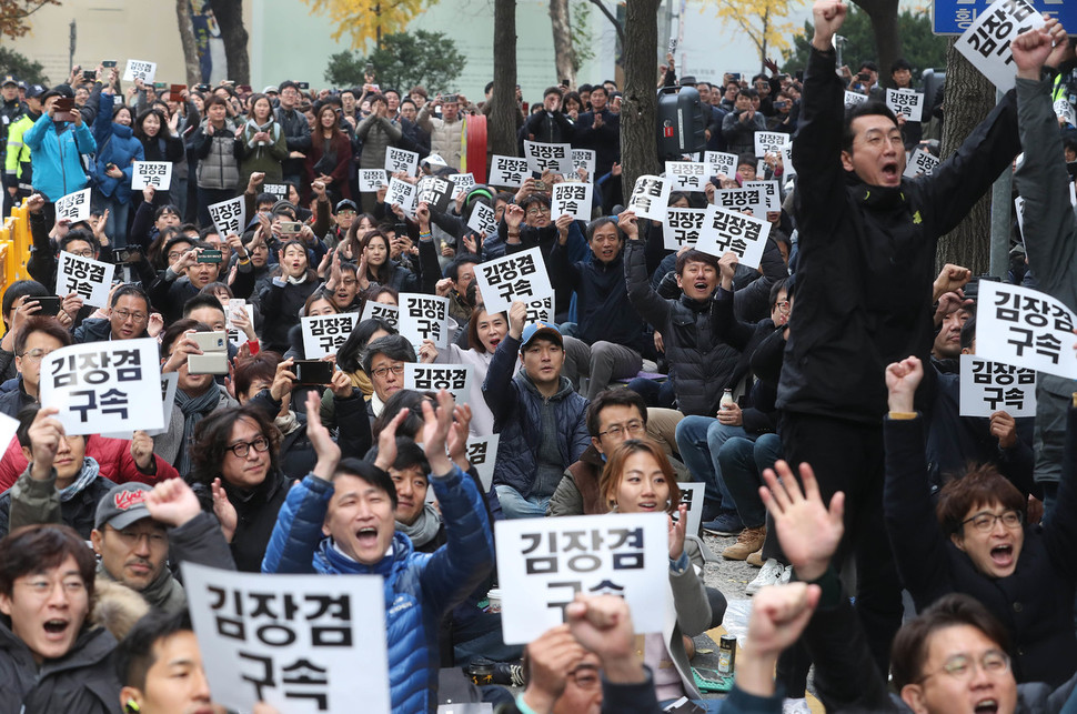 전국언론노동조합 문화방송본부 조합원들이 김장겸 사장 해임안 가결 소식에 환호하고 있다. 신소영 기자