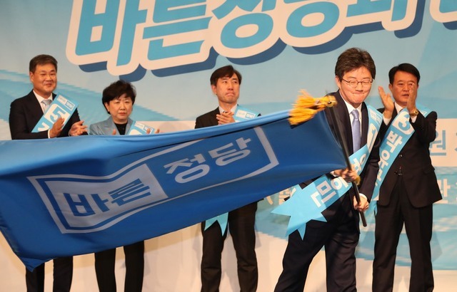 새로 선출된 유승민 바른정당 대표가 13일 국회 헌정기념관에서 진행된 당원대표자대회에서 당기를 흔들고 있다. 이정우 선임기자 woo@hani.co.kr