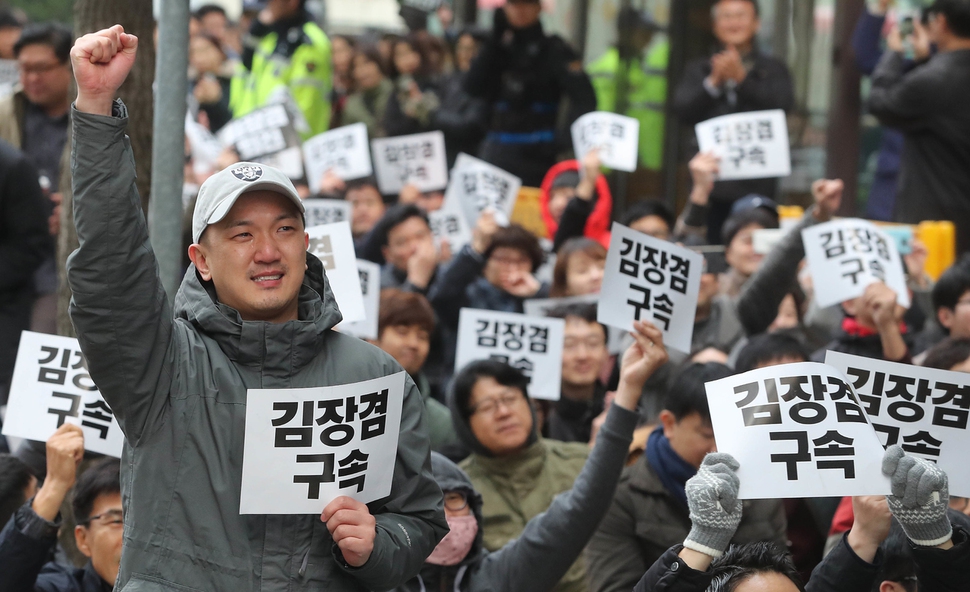 김장겸 <문화방송>(MBC) 사장 해임안이 13일 오후 방송문화진흥회 이사회에서 의결되자 서울 여의도 방문진 건물 앞에서 집회 중이던 전국언론노동조합 문화방송본부 조합원들이 눈물을 흘리며 환호하고 있다. 김 사장 퇴진을 요구하며 총파업 71일을 맞은 문화방송 노조는 15일부터 파업을 중단한다고 전했다. 신소영 기자 viator@hani.co.kr