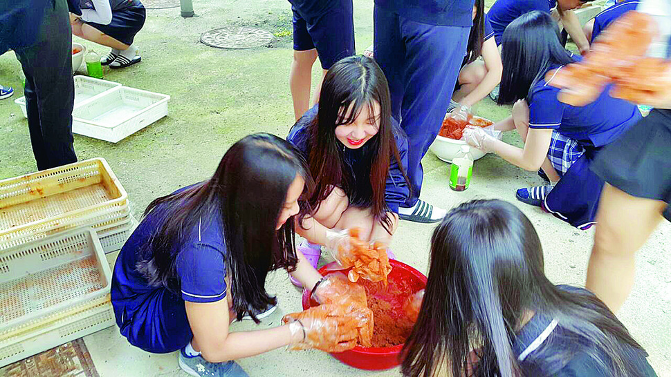 서강고 환경과학동아리 학생들이 광주천 수질개선을 위해 이엠(EM)흙공을 만들고 있다. 서강고 제공