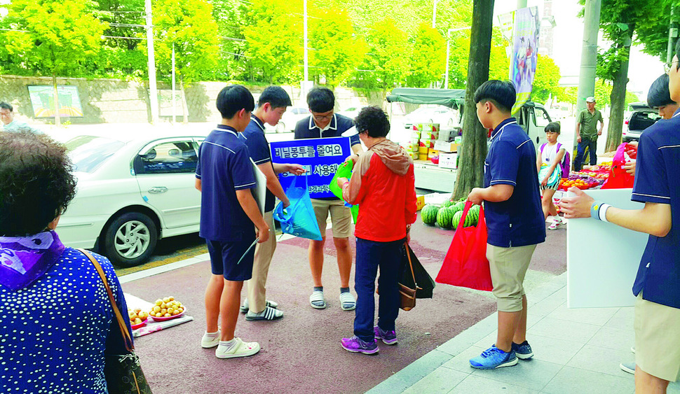 서강고 환경과학동아리 학생들이 비닐봉지 사용 줄이기 캠페인 활동으로 시장바구니를 제작해 주민들에게 나눠줬다. 서강고 제공