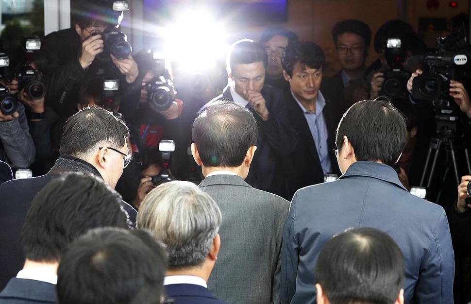 이명박 전 대통령이 12일 낮 인천공항 출국장으로 향하고 있다. 인천공항/박종식 기자