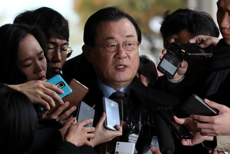 이병기 전 국가정보원장이 13일 오전 &#39;국정원 특수활동비 상납 의혹&#39;의 피의자 조사를 받으러 서울 서초동 서울중앙지검에 들어서며 기자들의 질문에 답하고 있다. 이 전 원장은 박근혜 정부 때인 2014년 7월부터 다음 해 2월까지 국정원장이었고 그 뒤 대통령 비서실장을 지냈다. 검찰은 박근혜 정부 때 국정원이 40억원이 넘는 특수활동비를 박 전 대통령 쪽에 건넸다는 의혹을 수사하고 있다. 김정효 기자 hyopd@hani.co.kr