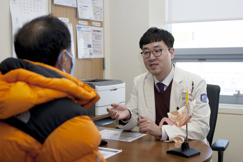 소변을 자주 보는 증상이 생겨 전립선 비대증이 의심되는 한 환자가 비뇨기과 전문의의 진료를 받고 있다. 비뇨기과는 이달 중 비뇨의학과로 이름이 바뀐다. <한겨레> 자료사진