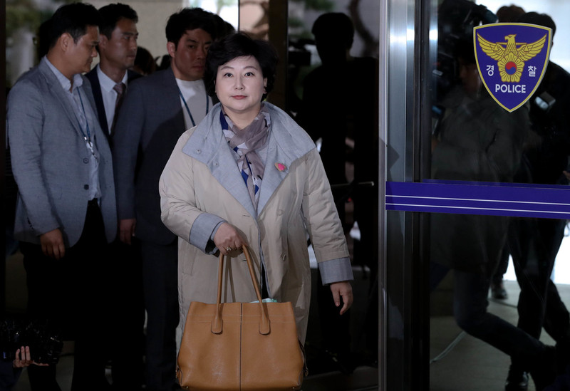 가수 고 김광석씨의 부인 서해순씨가 자신이 딸 서연양을 고의로 숨지게 했다는 의혹에 대한 피고발인 조사를 받으러 지난달 12일 오후 서울 내자동 서울지방경찰청 광역수사대에 들어서고 있다. 한겨레 자료사진