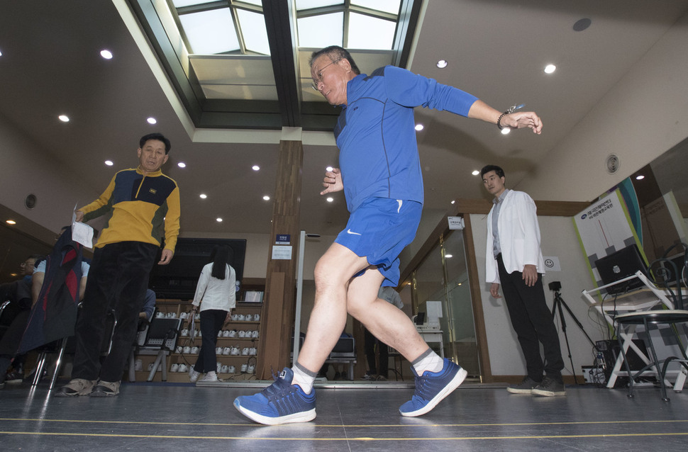 학교보안관들이 14일 오후 서울 송파구 올림픽공원 안 국민체력센터에서 평형성 검사를 받고 있다.