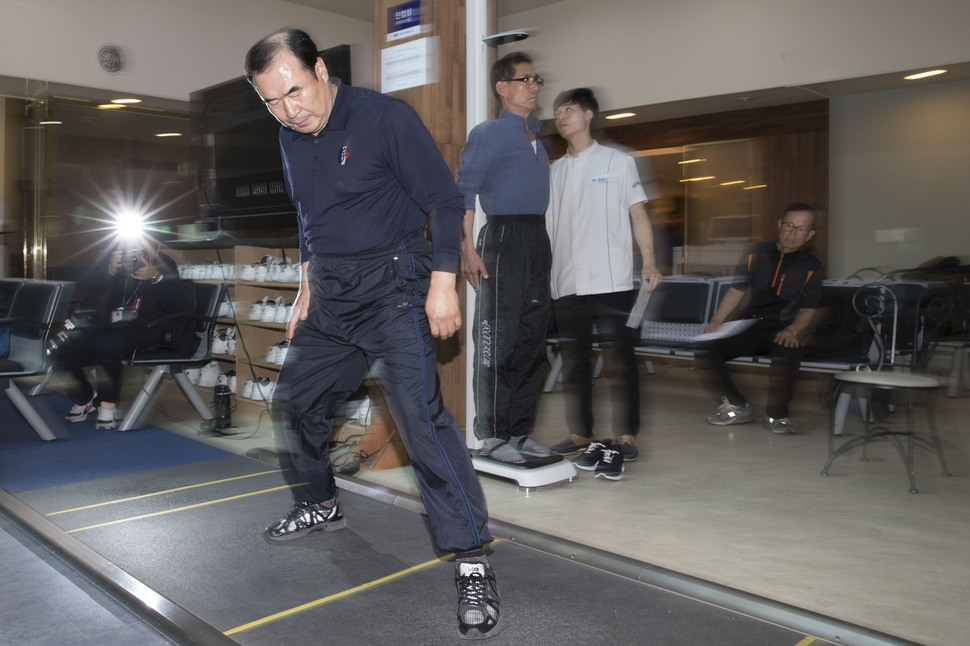 한 학교보안관이 민첩성 검사를 받고 있다.