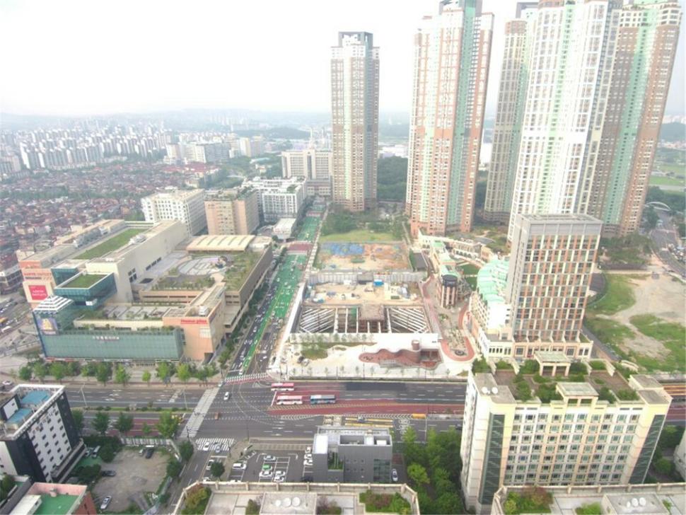 경기도 고양시 일산동구 백석동에 들어선 요진와이시티 전경. 요진와이시티는 59층 짜리 주상복합 아파트단지로, 지난해부터 6개동 2400가구와 부속상가가 입주를 시작했다. 고양시 제공