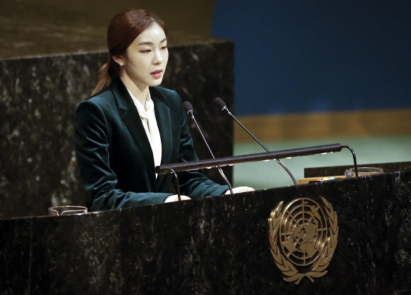김연아 평창올림픽 홍보대사가 13일 제72차 유엔총회에 참석해 평창올림픽의 성공 개최를 위한 ‘올림픽 휴전결의안’을 채택하는 자리에 특별연사로 나서 연설을 하고 있다. 뉴욕/AP 연합뉴스