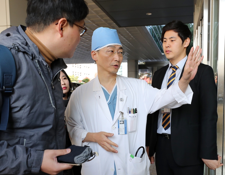 14일 오전 경기 수원시 아주대병원 경기남부권역외상센터에서 이국종 교수가 공동경비구역(JSA)으로 귀순하다 총격으로 부상을 입은 북한군 병사의 상태를 설명하고 있다. 수원/연합뉴스