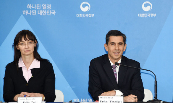 IMF, 한국경제 올 성장률 3%→3.2%로 올렸다