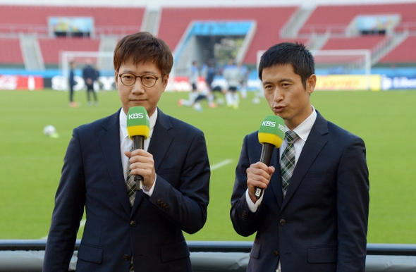 이영표 축구 해설위원(오른쪽). 한겨레 자료 사진.