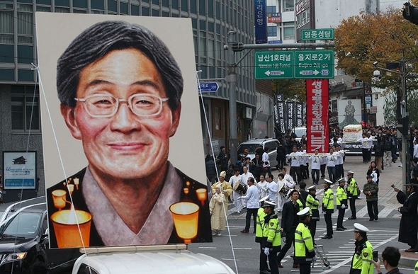 지난해 11월 5일 오전 서울 중구 명동성당에서 열린 백남기 농민 장례 미사를 마친 운구행렬이 노제가 열리는 서린사거리를 향해 행진을 시작하고 있다. 신소영 기자 viator@hani.co.kr