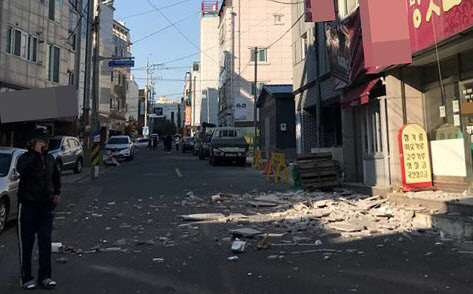 15일 오후 경북 포항시 한 건물 외벽이 지진 충격으로 부서져 있다. 기상청은 이날 오후 2시 29분께 경북 포항시 북구 북쪽 6㎞ 지점에서 규모 5.5 지진이 발생했다고 밝혔다. 연합뉴스