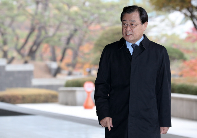 이병기 전 국가정보원장이 지난 13일 ‘국정원 특수활동비 상납 의혹'의 피의자 조사를 받으러 서울 서초동 서울중앙지검에 들어서고 있다. 이 전 원장은 박근혜 정부 때인 2014년 7월부터 다음해 3월까지 국정원장이었고 그 뒤 대통령 비서실장을 지냈다. 검찰은 박근혜 정부 때 국정원이 40억원이 넘는 특수활동비를 박 전 대통령 쪽에 건넸다는 의혹을 수사하고 있다. 김정효 기자 hyopd@hani.co.kr