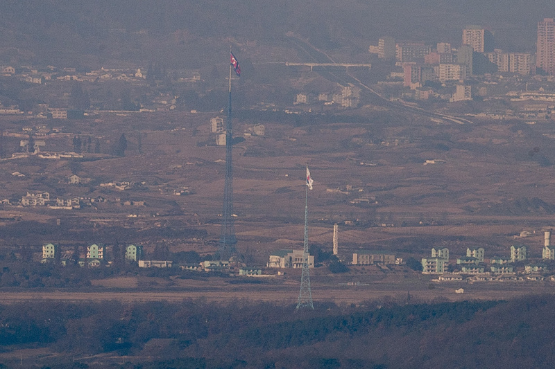 15일 경기도 파주시 접경지역에서 비무장지대(DMZ) 내 남한 대성동 마을의 태극기와 북한 기정동 마을의 인공기가 마주서 있는 모습이 보이고 있다. 연합뉴스