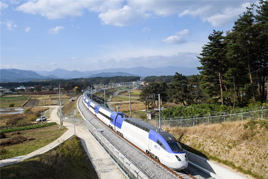 경강선을 달리는 KTX-산천 한국철도공사 제공