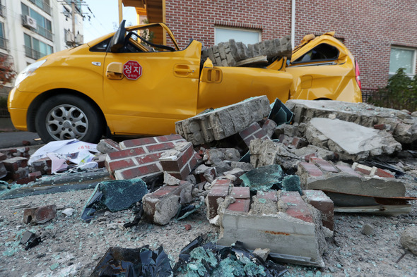 15일 오후 2시 29분께 경북 포항시 북구 북쪽 6㎞ 지점에서 규모 5.4 지진이 발생했다. 포항시 북구 흥해읍 한 어린이집 외벽이 무너져 차량이 심하게 파손 돼 있다. 연합뉴스