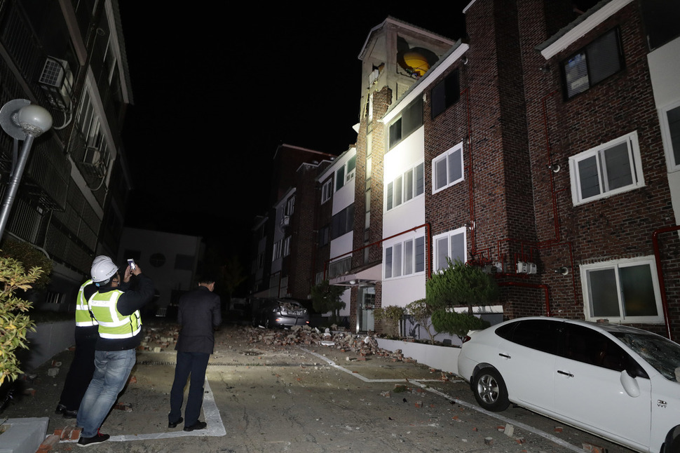 경북 포항 북구 환여동 한 빌라의 벽이 무너져 한국시설안전공단 직원들이 점검을 하고 있다. 포항/김명진 기자